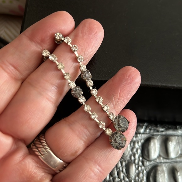 ๐๐๐๐Vintage Dark Grey and Clear Crystal Dangle Earrings - Picture 5 of 8